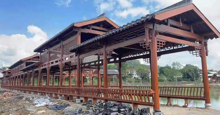 防腐木小青瓦長廊