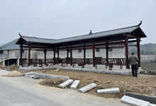 湖北黃岡市客戶安裝的防腐木樹(shù)脂瓦長(zhǎng)廊